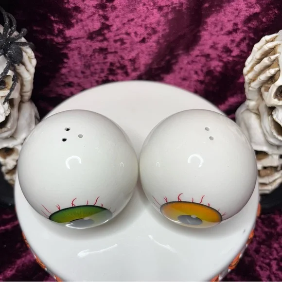 Halloween Spooky Season Green Yellow Ceramic Eyeball Salt & Pepper Shaker Set - Picture 3 of 12
